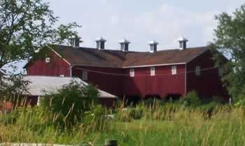 3 gable barn in Delaware Tonwship, Northumberland County that also displays the roof ridge feature