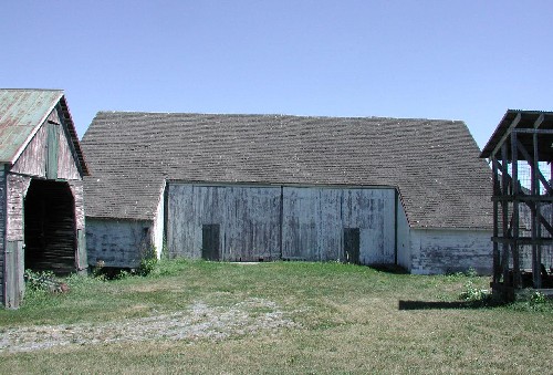 Martin Brandt farm in Cumberland County showing outsheds on both sides of the central doors